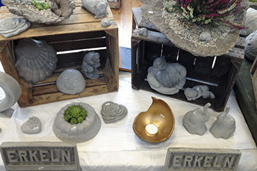 Grinsender Beton-Kopf als Gartendekoration
