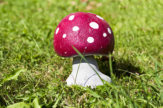 Grinsender Beton-Kopf als Gartendekoration