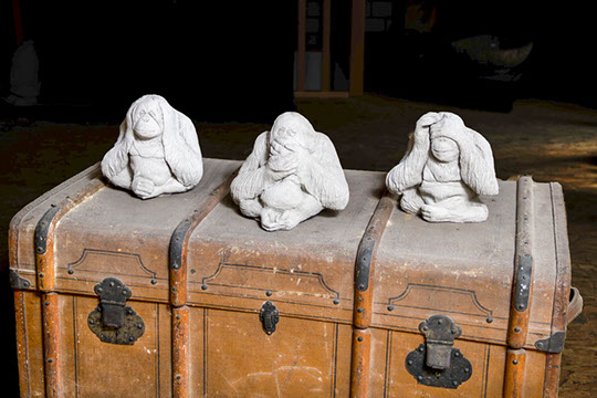 Grinsender Beton-Kopf als Gartendekoration