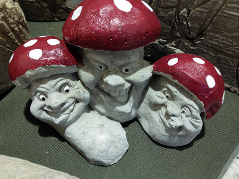 Grinsender Beton-Kopf als Gartendekoration