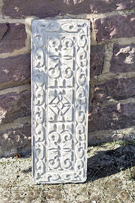 Grinsender Beton-Kopf als Gartendekoration