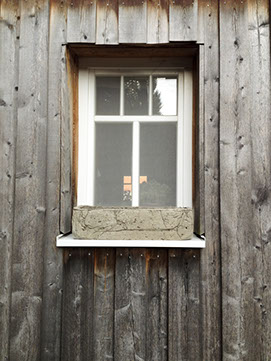 Beton-Dekorationen und Figuren aufgebaut an einem Stand 