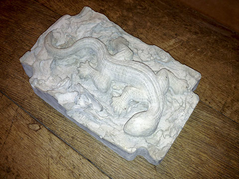 Grinsender Beton-Kopf als Gartendekoration