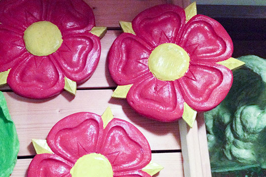 Grinsender Beton-Kopf als Gartendekoration