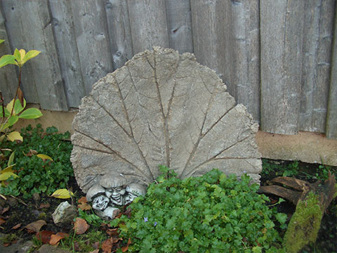 Wetterfeste Beton-Schale einem Rhababer-Blatt nachempfunden