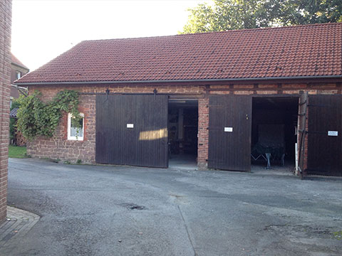 Die Beton-Scheune von außen, Einblick in die Werkstatt