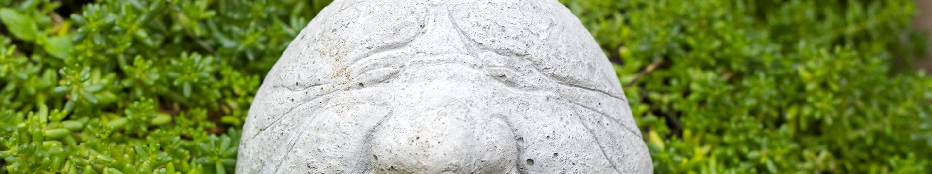 Nahaufnahme eines grinsenden Beton-Kopfs